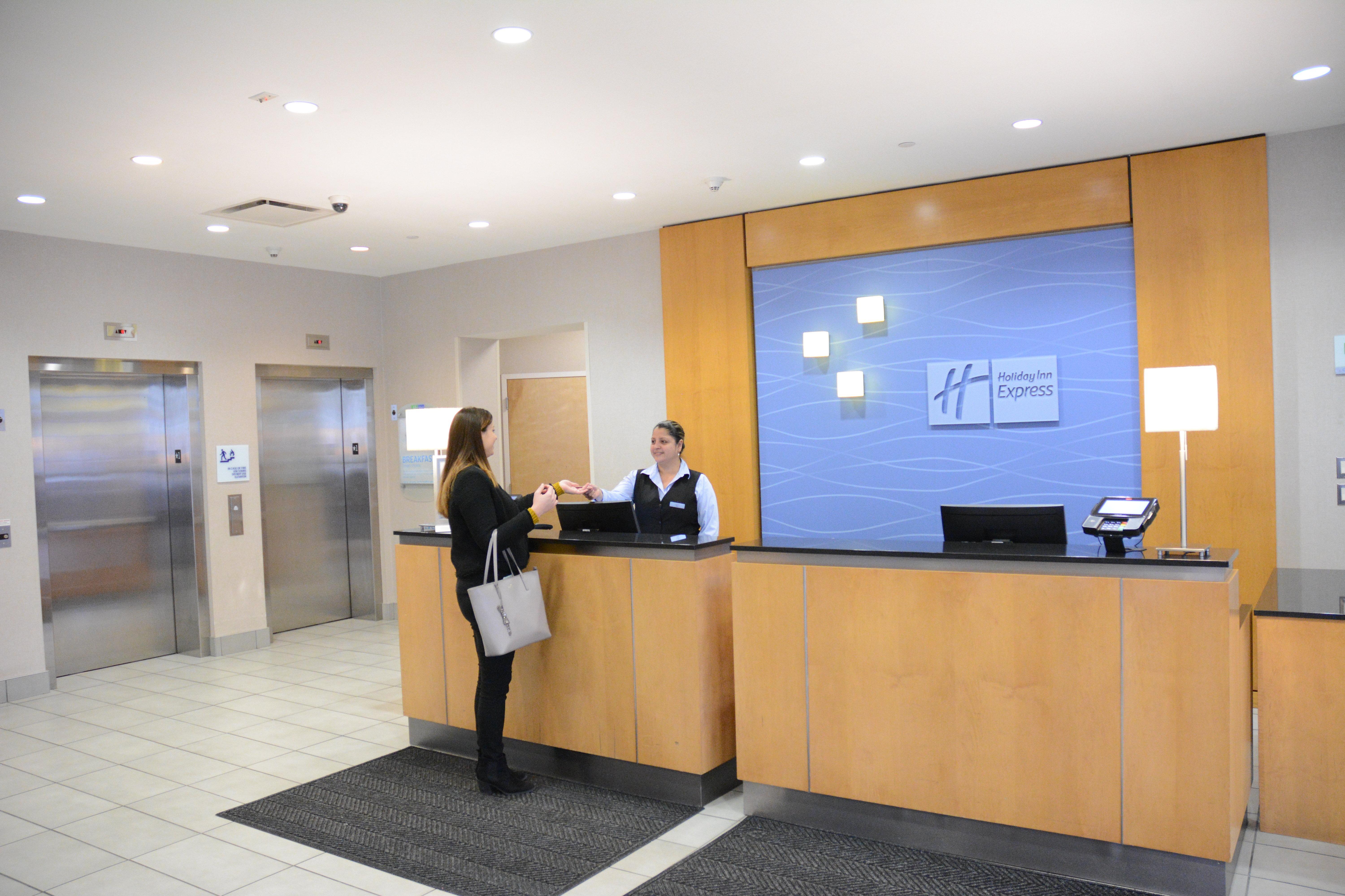 Holiday Inn Express Stamford, An Ihg Hotel Экстерьер фото
